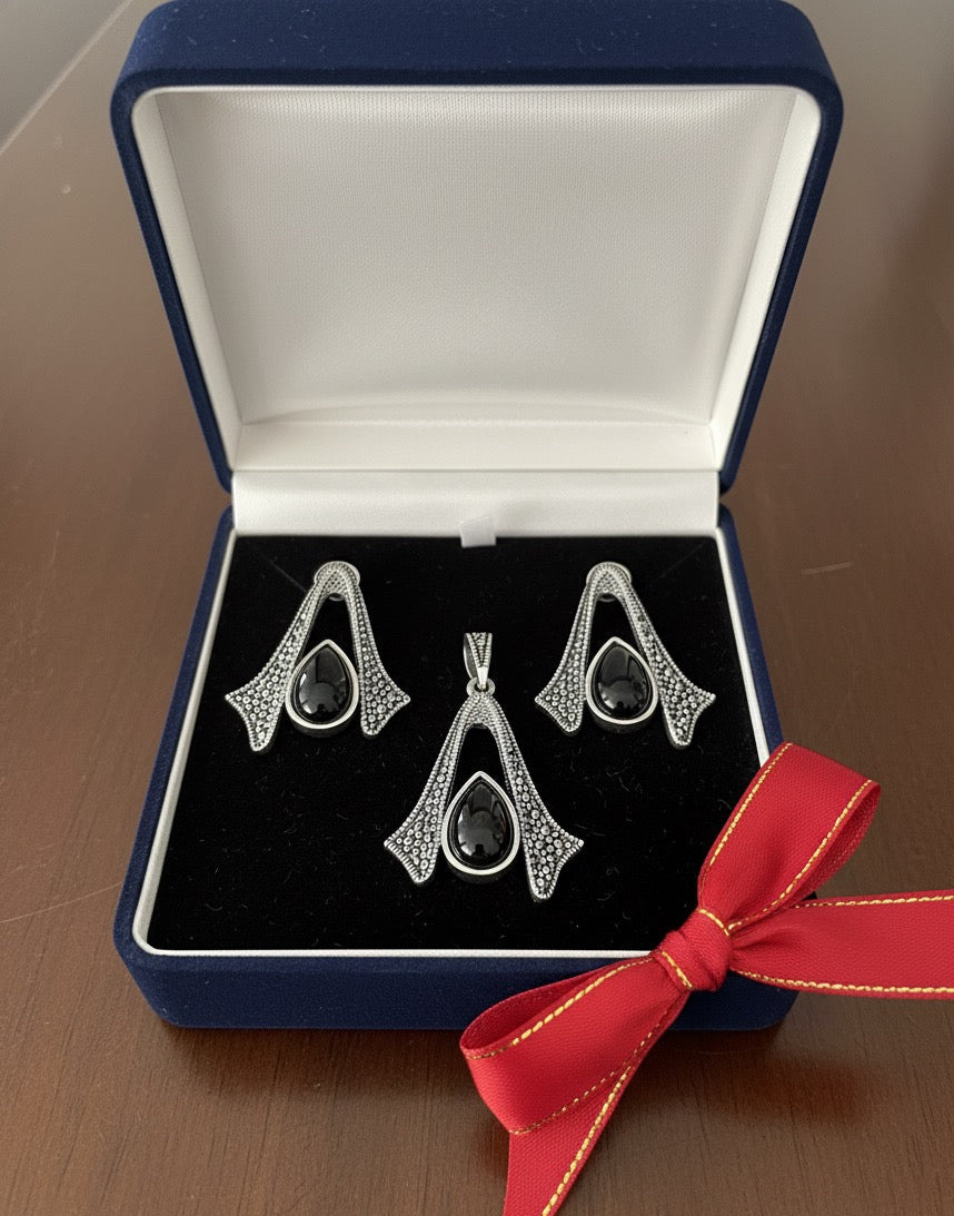 Sculpted Elegance – Black Onyx & Marcasite Teardrop Set in 925 Silver